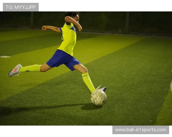 身穿17号球衣的足球明星：闪耀绿茵场的年轻天才与荣耀之路